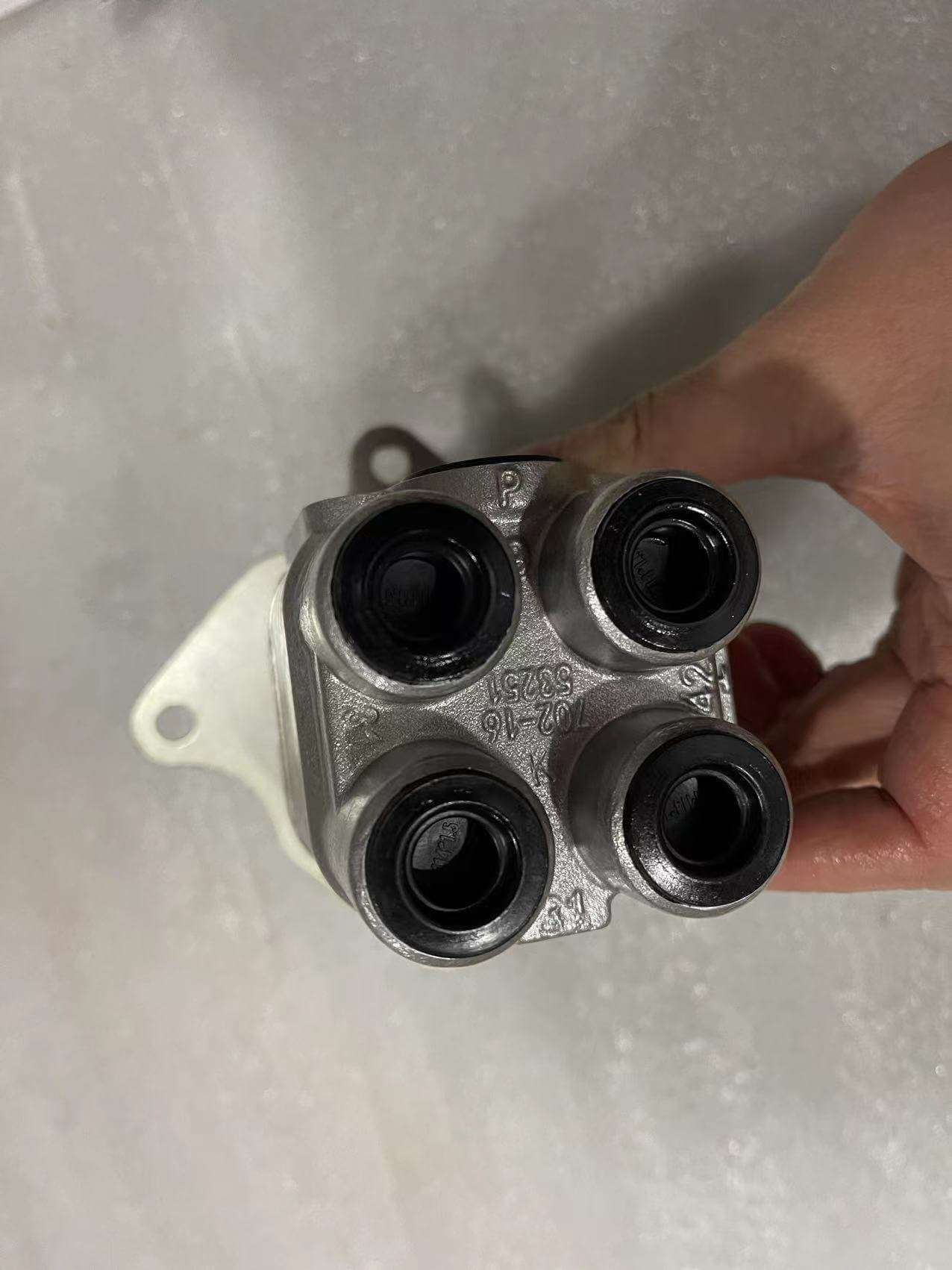 Pilot Valve 702-16-01340 / 702-16-01341 for Komatsu D65PX-12